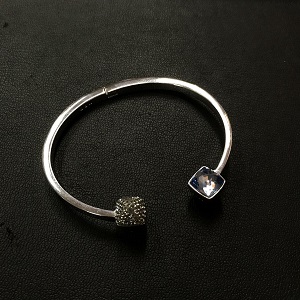 スワロフスキー買取(SWAROVSKI)【最新買取相場公開中】