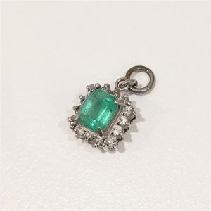 エメラルド　E(0.61ct　メレダイヤ　MD0.20ct　Pt900　トップ　 エメラルド買取相場