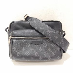 ルイ・ヴィトン(Louis Vuitton) ショルダーバッグ アウトドアメッセンジャー タイガ M30233モノグラム・キャンバス Bランク ルイ・ヴィトン買取相場
