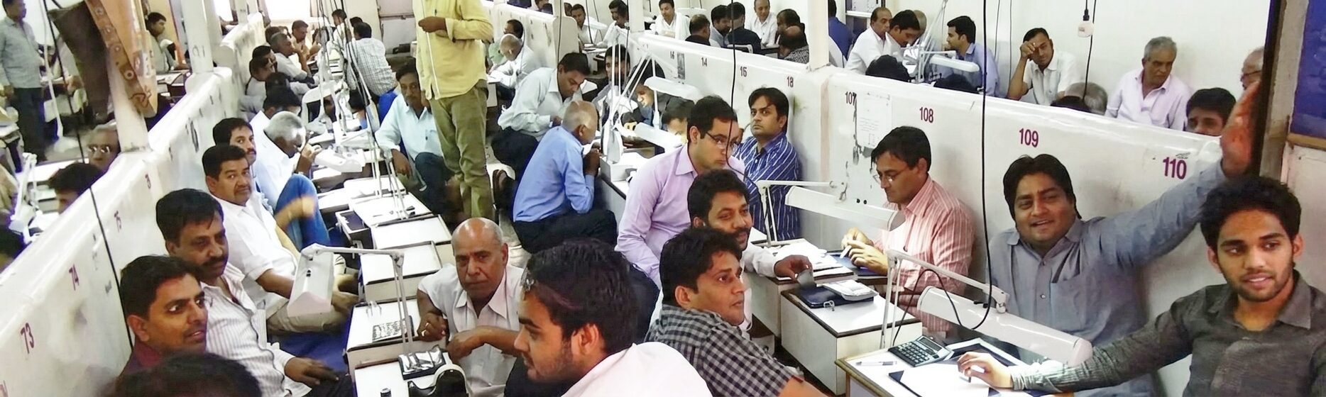 バイヤーで埋め尽くされた取引所の画像