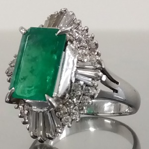 エメラルド E(2.90ct ダイヤモンド MD(1.52ct PT900 リング 買取相場