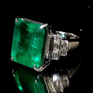 エメラルド E(10.07ct 推定 メレダイヤ MD(0.8ct PT900 リング 買取相場