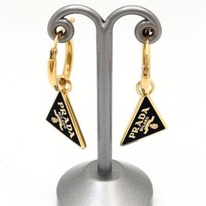 プラダ(PRADA)トライアングル ピアス Bランク 買取相場